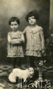 Ok. 1927, Dicomano, Włochy.
Silvia Valli (po lewej) z przyjaciółką Graciellą. Silvia wyszła za mąż za Stefana Szymulę, polskiego żołnierza, który stacjonował w czasie II wojny światowej w jej rodzinnym miasteczku Dicomano (Włochy). Po wojnie wyjechali do Argentyny. 
Fot. NN, zbiory Silvii Szymuli, reprodukcje cyfrowe w  Bibliotece Polskiej im. Ignacego Domeyki w Buenos Aires (Biblioteca Polaca Ignacio Domeyko) i w Ośrodku KARTA w Warszawie