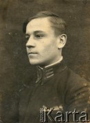 Lata 30., Lublin, Polska.
Stefan Szymula (1915-2002) - przed wojną pracował w Powiatowym Zarządzie Drogowym w Buczaczu, po wrześniu 1939 r. ukrywał się. Aresztowany po nieudanej ucieczce do Rumunii, osadzony w więzieniu w Czortkowie, później w Starobielsku. Skazany na 5 lat obozu, zesłany w styczniu 1941 roku na Syberię. Dostał się do Armii Andersa, z którą został ewakuowany do Iranu. Przeszedł z nią cały szlak bliskowschodni. W Palestynie ukończył Szkołę Podchorążych Piechoty Rezerwy i został mianowany porucznikiem. Walczył pod Monte Cassino, w dniu zakończenia wojny ożenił się z Włoszką Silvią Valli. W 1948 roku emigrował do Argentyny.
Fot. NN, zbiory Silvii Szymuli, reprodukcje cyfrowe w  Bibliotece Polskiej im. Ignacego Domeyki w Buenos Aires (Biblioteca Polaca Ignacio Domeyko) i w Ośrodku KARTA w Warszawie