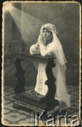 25.05.1933, Dicomano, Włochy.
Silvia Valli w dniu pierwszej komunii świętej. Silvia w dniu zakończenia II wojny światowej wyszła za mąż za Stefana Szymulę, polskiego żołnierza, który stacjonował w jej rodzinnym miasteczku Dicomano (Włochy). Po wojnie wyjechali do Argentyny. 
Fot. NN, zbiory Silvii Szymuli, reprodukcje cyfrowe w  Bibliotece Polskiej im. Ignacego Domeyki w Buenos Aires (Biblioteca Polaca Ignacio Domeyko) i w Ośrodku KARTA w Warszawie