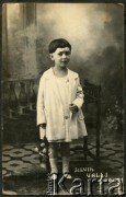 6.09.1931, Dicomano, Włochy.
Silvia Valli w atelier fotograficznym. Silvia w dniu zakończenia II wojny światowej wyszła za mąż za Stefana Szymulę, polskiego żołnierza, który stacjonował w jej rodzinnym miasteczku Dicomano (Włochy). Po wojnie wyjechali do Argentyny. 
Fot. NN, zbiory Silvii Szymuli, reprodukcje cyfrowe w  Bibliotece Polskiej im. Ignacego Domeyki w Buenos Aires (Biblioteca Polaca Ignacio Domeyko) i w Ośrodku KARTA w Warszawie
