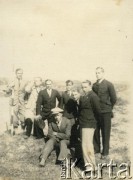 Lata 30., Buczacz, Polska.
Koledzy Stefana Szymuli, który przed wojną pracował w Powiatowym Zarządzie Drogowym w Buczaczu. Po wrześniu 1939 ukrywał się. Aresztowany po nieudanej ucieczce do Rumunii, osadzony w więzieniu w Czortkowie, później w Starobielsku. Skazany na 5 lat obozu, zesłany w styczniu 1941 roku na Syberię. Dostał się do Armii Andersa, z którą został ewakuowany do Iranu. Przeszedł z nią cały szlak bliskowschodni. W Palestynie ukończył Szkołę Podchorążych Piechoty Rezerwy i został mianowany porucznikiem. Walczył pod Monte Cassino, w dniu zakończenia wojny ożenił się z Włoszką Silvią Valli. W 1948 roku emigrował do Argentyny.
Fot. NN, zbiory Silvii Szymuli, reprodukcje cyfrowe w  Bibliotece Polskiej im. Ignacego Domeyki w Buenos Aires (Biblioteca Polaca Ignacio Domeyko) i w Ośrodku KARTA w Warszawie