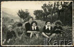 Lata 30., Dicomano, Włochy.
Marta Valli (na kolanach kobiety) z kuzynami. 
Fot. NN, zbiory Silvii Szymuli, reprodukcje cyfrowe w  Bibliotece Polskiej im. Ignacego Domeyki w Buenos Aires (Biblioteca Polaca Ignacio Domeyko) i w Ośrodku KARTA w Warszawie