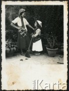 Lata 30., Dicomano, Włochy.
Silvia Valli (z lewej) z siostrą Martą. Silvia w dniu zakończenia II wojny światowej wyszła za mąż za Stefana Szymulę, polskiego żołnierza, który stacjonował w jej rodzinnym miasteczku Dicomano (Włochy). Po wojnie wyjechali do Argentyny. 
Fot. NN, zbiory Silvii Szymuli, reprodukcje cyfrowe w  Bibliotece Polskiej im. Ignacego Domeyki w Buenos Aires (Biblioteca Polaca Ignacio Domeyko) i w Ośrodku KARTA w Warszawie