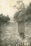 Lata 30., Buczacz, Polska.
Stefan Szymula - przed wojną pracował w Powiatowym Zarządzie Drogowym w Buczaczu. Po wrześniu 1939 ukrywał się. Aresztowany po nieudanej ucieczce do Rumunii, osadzony w więzieniu w Czortkowie, później w Starobielsku. Skazany na 5 lat obozu, zesłany w styczniu 1941 roku na Syberię. Dostał się do Armii Andersa, z którą został ewakuowany do Iranu. Przeszedł z nią cały szlak bliskowschodni. W Palestynie ukończył Szkołę Podchorążych Piechoty Rezerwy i został mianowany porucznikiem. Walczył pod Monte Cassino, w dniu zakończenia wojny ożenił się z Włoszką Silvią Valli. W 1948 roku emigrował do Argentyny.
Fot. NN, zbiory Silvii Szymuli, reprodukcje cyfrowe w  Bibliotece Polskiej im. Ignacego Domeyki w Buenos Aires (Biblioteca Polaca Ignacio Domeyko) i w Ośrodku KARTA w Warszawie