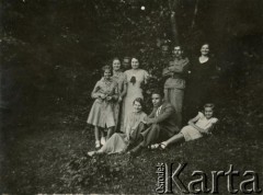 Lata 30., Buczacz, Polska.
Stefan Szymula (siedzi) - przed wojną pracował w Powiatowym Zarządzie Drogowym w Buczaczu. Po wrześniu 1939 ukrywał się. Aresztowany po nieudanej ucieczce do Rumunii, osadzony w więzieniu w Czortkowie, później w Starobielsku. Skazany na 5 lat obozu, zesłany w styczniu 1941 roku na Syberię. Dostał się do Armii Andersa, z którą został ewakuowany do Iranu. Przeszedł z nią cały szlak bliskowschodni. W Palestynie ukończył Szkołę Podchorążych Piechoty Rezerwy i został mianowany porucznikiem. Walczył pod Monte Cassino, w dniu zakończenia wojny ożenił się z Włoszką Silvią Valli. W 1948 roku emigrował do Argentyny. Na zdjęciu z przyjaciółmi.
Fot. NN, zbiory Silvii Szymuli, reprodukcje cyfrowe w  Bibliotece Polskiej im. Ignacego Domeyki w Buenos Aires (Biblioteca Polaca Ignacio Domeyko) i w Ośrodku KARTA w Warszawie