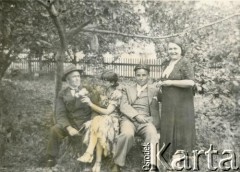 Lata 30., Buczacz, Polska.
Stefan Szymula (2. z prawej) - przed wojną pracował w Powiatowym Zarządzie Drogowym w Buczaczu. Po wrześniu 1939 ukrywał się. Aresztowany po nieudanej ucieczce do Rumunii, osadzony w więzieniu w Czortkowie, później w Starobielsku. Skazany na 5 lat obozu, zesłany w styczniu 1941 roku na Syberię. Dostał się do Armii Andersa, z którą został ewakuowany do Iranu. Przeszedł z nią cały szlak bliskowschodni. W Palestynie ukończył Szkołę Podchorążych Piechoty Rezerwy i został mianowany porucznikiem. Walczył pod Monte Cassino, w dniu zakończenia wojny ożenił się z Włoszką Silvią Valli. W 1948 roku emigrował do Argentyny. Na zdjęciu prawdopodobnie z rodziną.
Fot. NN, zbiory Silvii Szymuli, reprodukcje cyfrowe w  Bibliotece Polskiej im. Ignacego Domeyki w Buenos Aires (Biblioteca Polaca Ignacio Domeyko) i w Ośrodku KARTA w Warszawie