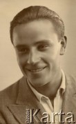 Lata 30., Lublin, Polska.
Stefan Szymula (1915-2002) - przed wojną pracował w Powiatowym Zarządzie Drogowym w Buczaczu, po wrześniu 1939 r. ukrywał się. Aresztowany po nieudanej ucieczce do Rumunii, osadzony w więzieniu w Czortkowie, później w Starobielsku. Skazany na 5 lat obozu, zesłany w styczniu 1941 roku na Syberię. Dostał się do Armii Andersa, z którą został ewakuowany do Iranu. Przeszedł z nią cały szlak bliskowschodni. W Palestynie ukończył Szkołę Podchorążych Piechoty Rezerwy i został mianowany porucznikiem. Walczył pod Monte Cassino, w dniu zakończenia wojny ożenił się z Włoszką Silvią Valli. W 1948 roku emigrował do Argentyny.
Fot. NN, zbiory Silvii Szymuli, reprodukcje cyfrowe w  Bibliotece Polskiej im. Ignacego Domeyki w Buenos Aires (Biblioteca Polaca Ignacio Domeyko) i w Ośrodku KARTA w Warszawie