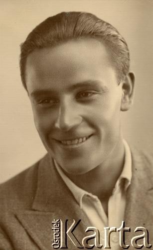 Lata 30., Lublin, Polska.
Stefan Szymula (1915-2002) - przed wojną pracował w Powiatowym Zarządzie Drogowym w Buczaczu, po wrześniu 1939 r. ukrywał się. Aresztowany po nieudanej ucieczce do Rumunii, osadzony w więzieniu w Czortkowie, później w Starobielsku. Skazany na 5 lat obozu, zesłany w styczniu 1941 roku na Syberię. Dostał się do Armii Andersa, z którą został ewakuowany do Iranu. Przeszedł z nią cały szlak bliskowschodni. W Palestynie ukończył Szkołę Podchorążych Piechoty Rezerwy i został mianowany porucznikiem. Walczył pod Monte Cassino, w dniu zakończenia wojny ożenił się z Włoszką Silvią Valli. W 1948 roku emigrował do Argentyny.
Fot. NN, zbiory Silvii Szymuli, reprodukcje cyfrowe w  Bibliotece Polskiej im. Ignacego Domeyki w Buenos Aires (Biblioteca Polaca Ignacio Domeyko) i w Ośrodku KARTA w Warszawie