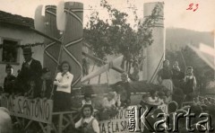 Lata 30., Dicomano, Włochy.
Święto winobrania w rodzinnej miejscowości Silvii Valli. Silvia w dniu zakończenia II wojny światowej wyszła za mąż za Stefana Szymulę, polskiego żołnierza, który stacjonował w jej miasteczku. Po wojnie wyjechali do Argentyny. 
Fot. NN, zbiory Silvii Szymuli, reprodukcje cyfrowe w  Bibliotece Polskiej im. Ignacego Domeyki w Buenos Aires (Biblioteca Polaca Ignacio Domeyko) i w Ośrodku KARTA w Warszawie