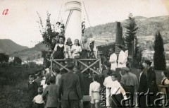 Lata 30., Dicomano, Włochy.
Święto winobrania w rodzinnej miejscowości Silvii Valli. Silvia w dniu zakończenia II wojny światowej wyszła za mąż za Stefana Szymulę, polskiego żołnierza, który stacjonował w jej miasteczku. Po wojnie wyjechali do Argentyny. 
Fot. NN, zbiory Silvii Szymuli, reprodukcje cyfrowe w  Bibliotece Polskiej im. Ignacego Domeyki w Buenos Aires (Biblioteca Polaca Ignacio Domeyko) i w Ośrodku KARTA w Warszawie
