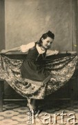 Lata 30., Dicomano, Włochy.
Silvia Valli w atelier fotograficznym. Silvia w dniu zakończenia II wojny światowej wyszła za mąż za Stefana Szymulę, polskiego żołnierza, który stacjonował w jej rodzinnym miasteczku Dicomano (Włochy). Po wojnie wyjechali do Argentyny. 
Fot. NN, zbiory Silvii Szymuli, reprodukcje cyfrowe w  Bibliotece Polskiej im. Ignacego Domeyki w Buenos Aires (Biblioteca Polaca Ignacio Domeyko) i w Ośrodku KARTA w Warszawie