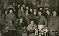 Lata 30., Dicomano, Włochy.
Silvia Valli (w środku przy maszynie) na kursie szycia. Silvia w dniu zakończenia II wojny światowej wyszła za mąż za Stefana Szymulę, polskiego żołnierza, który stacjonował w jej rodzinnym miasteczku Dicomano (Włochy). Po wojnie wyjechali do Argentyny. 
Fot. NN, zbiory Silvii Szymuli, reprodukcje cyfrowe w  Bibliotece Polskiej im. Ignacego Domeyki w Buenos Aires (Biblioteca Polaca Ignacio Domeyko) i w Ośrodku KARTA w Warszawie