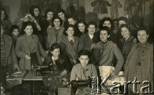 Lata 30., Dicomano, Włochy.
Silvia Valli (w środku przy maszynie) na kursie szycia. Silvia w dniu zakończenia II wojny światowej wyszła za mąż za Stefana Szymulę, polskiego żołnierza, który stacjonował w jej rodzinnym miasteczku Dicomano (Włochy). Po wojnie wyjechali do Argentyny. 
Fot. NN, zbiory Silvii Szymuli, reprodukcje cyfrowe w  Bibliotece Polskiej im. Ignacego Domeyki w Buenos Aires (Biblioteca Polaca Ignacio Domeyko) i w Ośrodku KARTA w Warszawie