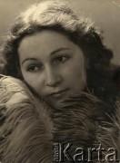 Lata 40., Dicomano, Włochy.
Silvia Valli. W dniu zakończenia II wojny światowej wyszła za mąż za Stefana Szymulę, polskiego żołnierza, który stacjonował w jej rodzinnym miasteczku Dicomano (Włochy). Po wojnie wyjechali do Argentyny. 
Fot. NN, zbiory Silvii Szymuli, reprodukcje cyfrowe w  Bibliotece Polskiej im. Ignacego Domeyki w Buenos Aires (Biblioteca Polaca Ignacio Domeyko) i w Ośrodku KARTA w Warszawie