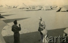 1942, Transjordania.
Prawdopodobnie żołnierze Szwadronu Żandarmerii przy Kwaterze Głównej Dywizji Strzelców Karpackich.
Fot. NN, zbiory Silvii Szymuli, reprodukcje cyfrowe w  Bibliotece Polskiej im. Ignacego Domeyki w Buenos Aires (Biblioteca Polaca Ignacio Domeyko) i w Ośrodku KARTA w Warszawie