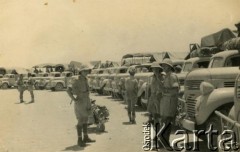 1942-1943, Irak.
Prawdopodobnie żołnierze Szwadronu Żandarmerii przy Kwaterze Głównej Dywizji Strzelców Karpackich (od 1943 r.  3. Karpacki Szwadron Żandarmerii 3 Dywizji Strzelców Karpackich).
Fot. NN, zbiory Silvii Szymuli, reprodukcje cyfrowe w  Bibliotece Polskiej im. Ignacego Domeyki w Buenos Aires (Biblioteca Polaca Ignacio Domeyko) i w Ośrodku KARTA w Warszawie