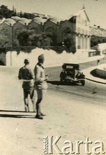 1943, Jerozolima. Palestyna.
Żołnierze 3. Karpackiego Szwadronu Żandarmerii 3 Dywizji Strzelców Karpackich przy Bazylice Konania (Agonii) na Górze Oliwnej.
Fot. NN, zbiory Silvii Szymuli, reprodukcje cyfrowe w  Bibliotece Polskiej im. Ignacego Domeyki w Buenos Aires (Biblioteca Polaca Ignacio Domeyko) i w Ośrodku KARTA w Warszawie