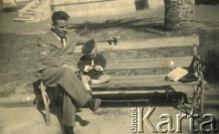 Ok. 1950, Buenos Aires, Argentyna.
Stefan Szymula z synem Claudio. Przed wojną pracował w Powiatowym Zarządzie Drogowym w Buczaczu, po 1939 ukrywał się. Aresztowany po nieudanej ucieczce do Rumunii, osadzony w więzieniu w Czortkowie, później w Starobielsku. Skazany na 5 lat obozu, zesłany w styczniu 1941 roku na Syberię. Dostał się do Armii Andersa, z którą został ewakuowany do Iranu. Przeszedł z nią cały szlak bliskowschodni. W Palestynie ukończył Szkołę Podchorążych Piechoty Rezerwy i został mianowany porucznikiem. Walczył pod Monte Cassino, w dniu zakończenia wojny ożenił się z Włoszką Silvią Valli. W 1948 roku emigrował do Argentyny.
Fot. NN, zbiory Silvii Szymuli, reprodukcje cyfrowe w  Bibliotece Polskiej im. Ignacego Domeyki w Buenos Aires (Biblioteca Polaca Ignacio Domeyko) i w Ośrodku KARTA w Warszawie