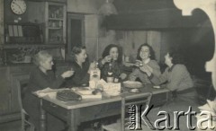 Ok. 1949, Dicomano, Włochy.
Rodzina Silvii Szymuli.
Fot. NN, zbiory Silvii Szymuli, reprodukcje cyfrowe w  Bibliotece Polskiej im. Ignacego Domeyki w Buenos Aires (Biblioteca Polaca Ignacio Domeyko) i w Ośrodku KARTA w Warszawie