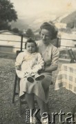 Lata 50., Dicomano, Włochy.
Rodzina Silvii Szymuli.
Fot. NN, zbiory Silvii Szymuli, reprodukcje cyfrowe w  Bibliotece Polskiej im. Ignacego Domeyki w Buenos Aires (Biblioteca Polaca Ignacio Domeyko) i w Ośrodku KARTA w Warszawie