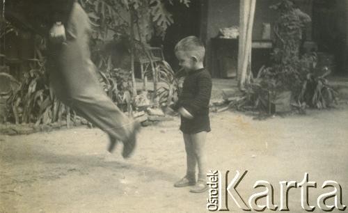 Lata 50., Corrientes, Argentyna.
Claudio Szymula - syn polskiego inżyniera oraz Włoszki.
Fot. NN, zbiory Silvii Szymuli, reprodukcje cyfrowe w  Bibliotece Polskiej im. Ignacego Domeyki w Buenos Aires (Biblioteca Polaca Ignacio Domeyko) i w Ośrodku KARTA w Warszawie
