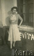 Lata 50., Santa Ana, prowincja Misiones, Argentyna.
Silvia Szymula przy napisie Evita. W dniu zakończenia II wojny światowej wyszła za mąż za Stefana Szymulę, polskiego żołnierza, który stacjonował w jej rodzinnym miasteczku Dicomano (Włochy) we Włoszech. Po wojnie wyjechali do Argentyny. 
Fot. NN, zbiory Silvii Szymuli, reprodukcje cyfrowe w  Bibliotece Polskiej im. Ignacego Domeyki w Buenos Aires (Biblioteca Polaca Ignacio Domeyko) i w Ośrodku KARTA w Warszawie
