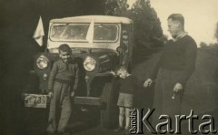 Lata 50., Santa Ana, prowincja Misiones, Argentyna.
Stefan Szymula z synami Claudio i Benicio. Przed wojną pracował w Powiatowym Zarządzie Drogowym w Buczaczu, po 1939 ukrywał się. Aresztowany po nieudanej ucieczce do Rumunii, osadzony w więzieniu w Czortkowie, później w Starobielsku. Skazany na 5 lat obozu, zesłany w styczniu 1941 roku na Syberię. Dostał się do Armii Andersa, z którą został ewakuowany do Iranu. Przeszedł z nią cały szlak bliskowschodni. W Palestynie ukończył Szkołę Podchorążych Piechoty Rezerwy i został mianowany porucznikiem. Walczył pod Monte Cassino, w dniu zakończenia wojny ożenił się z Włoszką Silvią Valli. W 1948 roku emigrował do Argentyny.
Fot. NN, zbiory Silvii Szymuli, reprodukcje cyfrowe w  Bibliotece Polskiej im. Ignacego Domeyki w Buenos Aires (Biblioteca Polaca Ignacio Domeyko) i w Ośrodku KARTA w Warszawie