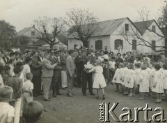 Lata 50., prowincja Misiones, Argentyna.
Uroczystość w szkole.
Fot. NN, zbiory Silvii Szymuli, reprodukcje cyfrowe w  Bibliotece Polskiej im. Ignacego Domeyki w Buenos Aires (Biblioteca Polaca Ignacio Domeyko) i w Ośrodku KARTA w Warszawie