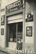 Lata 50., Dicomano, Włochy.
Foto Valli - zakład fotograficzny rodziny Sylwii Szymuli.
Fot. NN, zbiory Silvii Szymuli, reprodukcje cyfrowe w  Bibliotece Polskiej im. Ignacego Domeyki w Buenos Aires (Biblioteca Polaca Ignacio Domeyko) i w Ośrodku KARTA w Warszawie