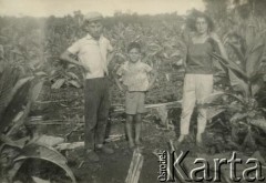 Lata 60., El Alcazar, prowincja Misiones, Argentyna.
Silvia Szymula z synami Claudio i Benicio. W dniu zakończenia II wojny światowej wyszła za mąż za Stefana Szymulę, polskiego żołnierza, który stacjonował w jej rodzinnym miasteczku Dicomano (Włochy) we Włoszech. Po wojnie wyjechali do Argentyny. 
Fot. NN, zbiory Silvii Szymuli, reprodukcje cyfrowe w  Bibliotece Polskiej im. Ignacego Domeyki w Buenos Aires (Biblioteca Polaca Ignacio Domeyko) i w Ośrodku KARTA w Warszawie