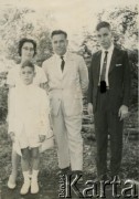 Lata 60., Capiovi, prowincja Misiones, Argentyna.
Stefan Szymula z żoną Silvią oraz synami Claudio (z prawej) i Benicio. Dzień Pierwszej Komunii Benicio Szymuli. S. Szymula przed wojną pracował w Powiatowym Zarządzie Drogowym w Buczaczu, po 1939 ukrywał się. Aresztowany po nieudanej ucieczce do Rumunii, osadzony w więzieniu w Czortkowie, później w Starobielsku. Skazany na 5 lat obozu, zesłany w styczniu 1941 roku na Syberię. Dostał się do Armii Andersa, z którą został ewakuowany do Iranu. Przeszedł z nią cały szlak bliskowschodni. W Palestynie ukończył Szkołę Podchorążych Piechoty Rezerwy i został mianowany porucznikiem. Walczył pod Monte Cassino, w dniu zakończenia wojny ożenił się z Włoszką Silvią Valli. W 1948 roku emigrował do Argentyny.
Fot. NN, zbiory Silvii Szymuli, reprodukcje cyfrowe w  Bibliotece Polskiej im. Ignacego Domeyki w Buenos Aires (Biblioteca Polaca Ignacio Domeyko) i w Ośrodku KARTA w Warszawie