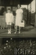 Lata 60., Caviovi, prowincja Misiones, Argentyna.
Pierwsza Komunia Święta Benicio Szymuli. Na zdjęciu z matką Silvią, która w dniu zakończenia II wojny światowej wyszła za mąż za jego ojca - Stefana Szymulę, polskiego żołnierza, który stacjonował w jej rodzinnym miasteczku Dicomano (Włochy) we Włoszech. Po wojnie wyjechali do Argentyny. 
Fot. NN, zbiory Silvii Szymuli, reprodukcje cyfrowe w  Bibliotece Polskiej im. Ignacego Domeyki w Buenos Aires (Biblioteca Polaca Ignacio Domeyko) i w Ośrodku KARTA w Warszawie