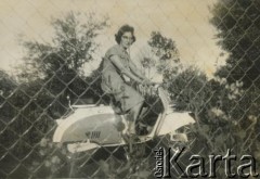 Lata 60., El Alcaraz, prowincja Misiones, Argentyna.
Silvia Szymula, Włoszka która w dniu zakończenia II wojny światowej wyszła za mąż za Stefana Szymulę, polskiego żołnierza, który stacjonował w jej rodzinnym miasteczku Dicomano (Włochy). Po wojnie wyjechali do Argentyny. 
Fot. NN, zbiory Silvii Szymuli, reprodukcje cyfrowe w  Bibliotece Polskiej im. Ignacego Domeyki w Buenos Aires (Biblioteca Polaca Ignacio Domeyko) i w Ośrodku KARTA w Warszawie