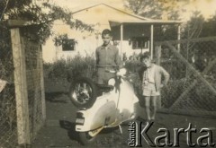 Ok. 1964., Puerto Rico, prowincja Misiones, Argentyna.
Bracia Claudio i Bencicio Szymula. Ich rodzice - Polak i Włoszka - wzięli ślub w dniu zakończenia wojny i w 1948 roku emigrowali do Argentyny.
Fot. NN, zbiory Silvii Szymuli, reprodukcje cyfrowe w  Bibliotece Polskiej im. Ignacego Domeyki w Buenos Aires (Biblioteca Polaca Ignacio Domeyko) i w Ośrodku KARTA w Warszawie