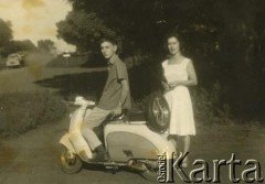 Lata 60., El Alcaraz, prowincja Misiones, Argentyna.
Silvia Szymula z synem Claudio, Włoszka która w dniu zakończenia II wojny światowej wyszła za mąż za Stefana Szymulę, polskiego żołnierza, który stacjonował w jej rodzinnym miasteczku Dicomano (Włochy). Po wojnie wyjechali do Argentyny. 
Fot. NN, zbiory Silvii Szymuli, reprodukcje cyfrowe w  Bibliotece Polskiej im. Ignacego Domeyki w Buenos Aires (Biblioteca Polaca Ignacio Domeyko) i w Ośrodku KARTA w Warszawie