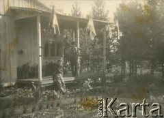 Lata 60., El Alcazar, prowincja Misiones, Argentyna.
Stefan Szymula z synem Claudio. Przed wojną pracował w Powiatowym Zarządzie Drogowym w Buczaczu, po 1939 ukrywał się. Aresztowany po nieudanej ucieczce do Rumunii, osadzony w więzieniu w Czortkowie, później w Starobielsku. Skazany na 5 lat obozu, zesłany w styczniu 1941 roku na Syberię. Dostał się do Armii Andersa, z którą został ewakuowany do Iranu. Przeszedł z nią cały szlak bliskowschodni. W Palestynie ukończył Szkołę Podchorążych Piechoty Rezerwy i został mianowany porucznikiem. Walczył pod Monte Cassino, w dniu zakończenia wojny ożenił się z Włoszką Silvią Valli. W 1948 roku emigrował do Argentyny. Nz. przed swoim domem, na którym zawieszone są trzy flagi - argentyńska, polska i włoska. 
Fot. NN, zbiory Silvii Szymuli, reprodukcje cyfrowe w  Bibliotece Polskiej im. Ignacego Domeyki w Buenos Aires (Biblioteca Polaca Ignacio Domeyko) i w Ośrodku KARTA w Warszawie