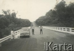 Lata 60., most na rzece Parana, prowincja Misiones, Argentyna.
Bracia Claudio i Bencicio Szymula. Ich rodzice - Polak i Włoszka - wzięli ślub w dniu zakończenia wojny i w 1948 roku emigrowali do Argentyny.
Fot. NN, zbiory Silvii Szymuli, reprodukcje cyfrowe w  Bibliotece Polskiej im. Ignacego Domeyki w Buenos Aires (Biblioteca Polaca Ignacio Domeyko) i w Ośrodku KARTA w Warszawie