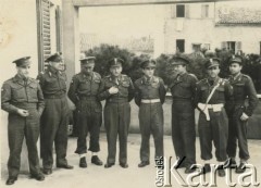 1945, Senigallia, Włochy.
Żołnierze w ośrodku szkoleniowym żandarmerii 2 Korpusu Polskiego. 1. z lewej Stefan Szymula, który przed wojną pracował w Powiatowym Zarządzie Drogowym w Buczaczu, po 1939 ukrywał się. Aresztowany po nieudanej ucieczce do Rumunii, osadzony w więzieniu w Czortkowie, później w Starobielsku. Skazany na 5 lat obozu, zesłany w styczniu 1941 roku na Syberię. Dostał się do Armii Andersa, z którą został ewakuowany do Iranu. Przeszedł z nią cały szlak bliskowschodni. W Palestynie ukończył Szkołę Podchorążych Piechoty Rezerwy i został mianowany porucznikiem. Walczył pod Monte Cassino, w dniu zakończenia wojny ożenił się z Włoszką Silvią Valli. W 1948 roku emigrował do Argentyny.
Fot. NN, zbiory Silvii Szymuli, reprodukcje cyfrowe w  Bibliotece Polskiej im. Ignacego Domeyki w Buenos Aires (Biblioteca Polaca Ignacio Domeyko) i w Ośrodku KARTA w Warszawie