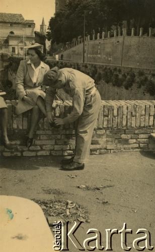 1945-1948, Urbino, Włochy.
Silvia Szymula z domu Valli i Stefan Szymula. S. Szymula przed wojną pracował w Powiatowym Zarządzie Drogowym w Buczaczu, po 1939 ukrywał się. Aresztowany po nieudanej ucieczce do Rumunii, osadzony w więzieniu w Czortkowie, później w Starobielsku. Skazany na 5 lat obozu, zesłany w styczniu 1941 roku na Syberię. Dostał się do Armii Andersa, z którą został ewakuowany do Iranu. Przeszedł z nią cały szlak bliskowschodni. W Palestynie ukończył Szkołę Podchorążych Piechoty Rezerwy i został mianowany porucznikiem. Walczył pod Monte Cassino. W 1948 roku emigrował z żoną i synkiem do Argentyny.
Fot. NN, zbiory Silvii Szymuli, reprodukcje cyfrowe w  Bibliotece Polskiej im. Ignacego Domeyki w Buenos Aires (Biblioteca Polaca Ignacio Domeyko) i w Ośrodku KARTA w Warszawie