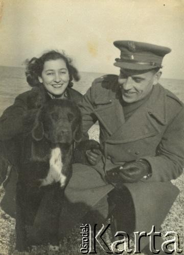 1946, Porto Recanati, Włochy.
Silvia Szymula z domu Valli i Stefan Szymula. S. Szymula przed wojną pracował w Powiatowym Zarządzie Drogowym w Buczaczu, po 1939 ukrywał się. Aresztowany po nieudanej ucieczce do Rumunii, osadzony w więzieniu w Czortkowie, później w Starobielsku. Skazany na 5 lat obozu, zesłany w styczniu 1941 roku na Syberię. Dostał się do Armii Andersa, z którą został ewakuowany do Iranu. Przeszedł z nią cały szlak bliskowschodni. W Palestynie ukończył Szkołę Podchorążych Piechoty Rezerwy i został mianowany porucznikiem. Walczył pod Monte Cassino. W 1948 roku emigrował z żoną i synkiem do Argentyny.
Fot. NN, zbiory Silvii Szymuli, reprodukcje cyfrowe w  Bibliotece Polskiej im. Ignacego Domeyki w Buenos Aires (Biblioteca Polaca Ignacio Domeyko) i w Ośrodku KARTA w Warszawie