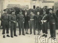 1945, Senigallia, Włochy.
Żołnierze w ośrodku szkoleniowym żandarmerii 2 Korpusu Polskiego. 2. z lewej Stefan Szymula, który przed wojną pracował w Powiatowym Zarządzie Drogowym w Buczaczu, po 1939 ukrywał się. Aresztowany po nieudanej ucieczce do Rumunii, osadzony w więzieniu w Czortkowie, później w Starobielsku. Skazany na 5 lat obozu, zesłany w styczniu 1941 roku na Syberię. Dostał się do Armii Andersa, z którą został ewakuowany do Iranu. Przeszedł z nią cały szlak bliskowschodni. W Palestynie ukończył Szkołę Podchorążych Piechoty Rezerwy i został mianowany porucznikiem. Walczył pod Monte Cassino, w dniu zakończenia wojny ożenił się z Włoszką Silvią Valli. W 1948 roku emigrował do Argentyny.
Fot. NN, zbiory Silvii Szymuli, reprodukcje cyfrowe w  Bibliotece Polskiej im. Ignacego Domeyki w Buenos Aires (Biblioteca Polaca Ignacio Domeyko) i w Ośrodku KARTA w Warszawie