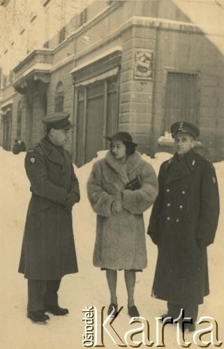 1946, Forli, Włochy.
Silvia Szymula z domu Valli i Stefan Szymula (po prawej). S. Szymula przed wojną pracował w Powiatowym Zarządzie Drogowym w Buczaczu, po 1939 ukrywał się. Aresztowany po nieudanej ucieczce do Rumunii, osadzony w więzieniu w Czortkowie, później w Starobielsku. Skazany na 5 lat obozu, zesłany w styczniu 1941 roku na Syberię. Dostał się do Armii Andersa, z którą został ewakuowany do Iranu. Przeszedł z nią cały szlak bliskowschodni. W Palestynie ukończył Szkołę Podchorążych Piechoty Rezerwy i został mianowany porucznikiem. Walczył pod Monte Cassino. W 1948 roku emigrował z żoną i synkiem do Argentyny.
Fot. NN, zbiory Silvii Szymuli, reprodukcje cyfrowe w  Bibliotece Polskiej im. Ignacego Domeyki w Buenos Aires (Biblioteca Polaca Ignacio Domeyko) i w Ośrodku KARTA w Warszawie