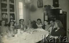1946, Włochy.
Chrzciny Claudio Szymuli, syna Silvii Szymuli (3. z prawej) z domu Valli i Stefana Szymuli (4. z prawej). S. Szymula przed wojną pracował w Powiatowym Zarządzie Drogowym w Buczaczu, po 1939 ukrywał się. Aresztowany po nieudanej ucieczce do Rumunii, osadzony w więzieniu w Czortkowie, później w Starobielsku. Skazany na 5 lat obozu, zesłany w styczniu 1941 roku na Syberię. Dostał się do Armii Andersa, z którą został ewakuowany do Iranu. Przeszedł z nią cały szlak bliskowschodni. W Palestynie ukończył Szkołę Podchorążych Piechoty Rezerwy i został mianowany porucznikiem. Walczył pod Monte Cassino. W 1948 roku emigrował z żoną i synkiem do Argentyny.
Fot. NN, zbiory Silvii Szymuli, reprodukcje cyfrowe w  Bibliotece Polskiej im. Ignacego Domeyki w Buenos Aires (Biblioteca Polaca Ignacio Domeyko) i w Ośrodku KARTA w Warszawie