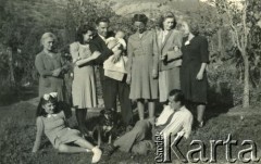 1946, Włochy.
Chrzciny Claudio Szymuli, syna Silvii Szymuli (stoi 2. z lewej) z domu Valli i Stefana Szymuli (3. z lewej). S. Szymula przed wojną pracował w Powiatowym Zarządzie Drogowym w Buczaczu, po 1939 ukrywał się. Aresztowany po nieudanej ucieczce do Rumunii, osadzony w więzieniu w Czortkowie, później w Starobielsku. Skazany na 5 lat obozu, zesłany w styczniu 1941 roku na Syberię. Dostał się do Armii Andersa, z którą został ewakuowany do Iranu. Przeszedł z nią cały szlak bliskowschodni. W Palestynie ukończył Szkołę Podchorążych Piechoty Rezerwy i został mianowany porucznikiem. Walczył pod Monte Cassino. W 1948 roku emigrował z żoną i synkiem do Argentyny.
Fot. NN, zbiory Silvii Szymuli, reprodukcje cyfrowe w  Bibliotece Polskiej im. Ignacego Domeyki w Buenos Aires (Biblioteca Polaca Ignacio Domeyko) i w Ośrodku KARTA w Warszawie