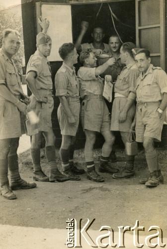 1943, Palestyna.
Żołnierze 3. Karpackiego Szwadronu Żandarmerii 3 Dywizji Strzelców Karpackich.
Fot. NN, zbiory Silvii Szymuli, reprodukcje cyfrowe w  Bibliotece Polskiej im. Ignacego Domeyki w Buenos Aires (Biblioteca Polaca Ignacio Domeyko) i w Ośrodku KARTA w Warszawie