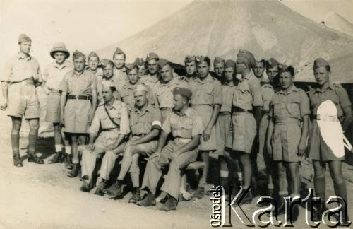 1943, Palestyna.
Żołnierze 3. Karpackiego Szwadronu Żandarmerii 3 Dywizji Strzelców Karpackich.
Fot. NN, zbiory Silvii Szymuli, reprodukcje cyfrowe w  Bibliotece Polskiej im. Ignacego Domeyki w Buenos Aires (Biblioteca Polaca Ignacio Domeyko) i w Ośrodku KARTA w Warszawie