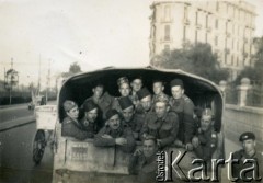 1943, Kair, Egipt.
Żołnierze 3. Karpackiego Szwadronu Żandarmerii 3 Dywizji Strzelców Karpackich.
Fot. NN, zbiory Silvii Szymuli, reprodukcje cyfrowe w  Bibliotece Polskiej im. Ignacego Domeyki w Buenos Aires (Biblioteca Polaca Ignacio Domeyko) i w Ośrodku KARTA w Warszawie