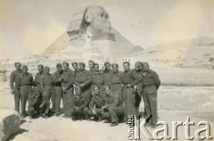 1943, Giza, Egipt.
Żołnierze 3. Karpackiego Szwadronu Żandarmerii 3 Dywizji Strzelców Karpackich przy Wielkim Sfinksie, w pobliżu piramidy Cheopsa.
Fot. NN, zbiory Silvii Szymuli, reprodukcje cyfrowe w  Bibliotece Polskiej im. Ignacego Domeyki w Buenos Aires (Biblioteca Polaca Ignacio Domeyko) i w Ośrodku KARTA w Warszawie