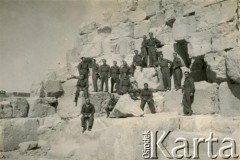 1943, Giza, Egipt.
Żołnierze 3. Karpackiego Szwadronu Żandarmerii 3 Dywizji Strzelców Karpackich przy piramidzie Cheopsa.
Fot. NN, zbiory Silvii Szymuli, reprodukcje cyfrowe w  Bibliotece Polskiej im. Ignacego Domeyki w Buenos Aires (Biblioteca Polaca Ignacio Domeyko) i w Ośrodku KARTA w Warszawie