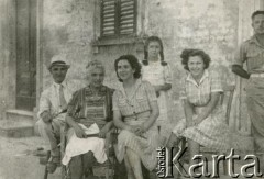 1944-1948, Scaperzano, Włochy.
Włoska rodzina.
Fot. NN, zbiory Silvii Szymuli, reprodukcje cyfrowe w  Bibliotece Polskiej im. Ignacego Domeyki w Buenos Aires (Biblioteca Polaca Ignacio Domeyko) i w Ośrodku KARTA w Warszawie